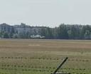 Lądowanie samolotu Piper PA-28A na lotnisku Warszawa-Babice po utracie prawej goleni podwozia (fot. kadr z filmu dlapilota.pl)