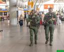 Patrol funkcjonariuszy Straży Granicznej w terminalu Lotniska Chopina (fot. Nadwiślański OSG)