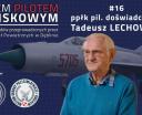 Ppłk pil. doświadczalny Tadeusz Lechowicz - MiG-21 w tle (fot. Muzeum Sił Powietrznych)