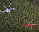 Śmigłowce Airbus H160 i Airbus H145 w locie - widok z góry (fot. Airbus Helicopters, Eric Raz)