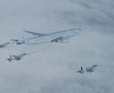 Dwa F/A-18E Super Hornet i F/A-18F Super Hornet wykonują tankowanie w powietrzu przy pomocy niemieckiego samolotu Airbus A330 MRTT (fot. Courtesy, Carrier Strike Group 10, US Navy)