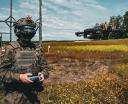 Żołnierz steruje dronem (fot. kpr. Karolina Ruczyńska, 16 DZ)