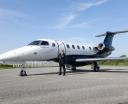 Phenom 300EV firmy Embraer na lotnisku (fot. Embraer)
