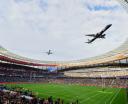 Niski przelot dwóch Emraerów linii Airlink nad stadionem w Kapsztadzie, fot. The Times