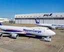 Samoloty ANA Cargo i Nippon Cargo na płycie lotniska (fot. ANA Cargo)