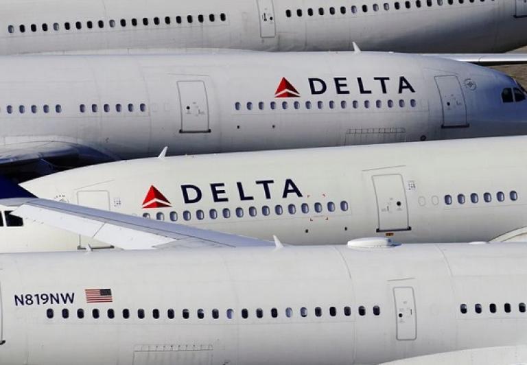 Od B739 Delta Air Lines odpadła klapa i spadła na posesję w pobliżu lotniska 