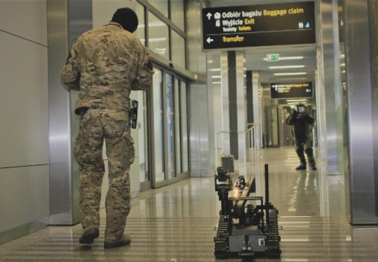 Małopolskie: podejrzana reklamówka przyczyną interwencji służb na lotnisku Kraków Airport