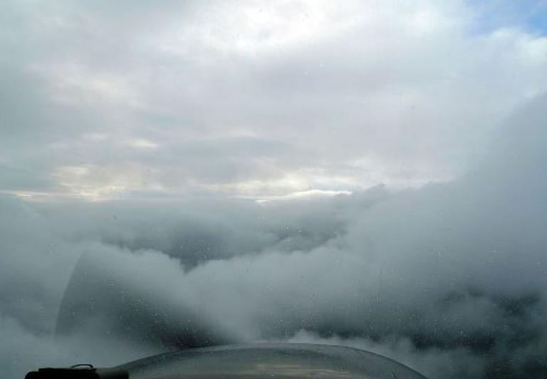 Lot w niekorzystnej pogodzie