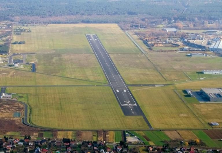 Kilkaset podpisów przeciw sprzedaży działki przy lotnisku