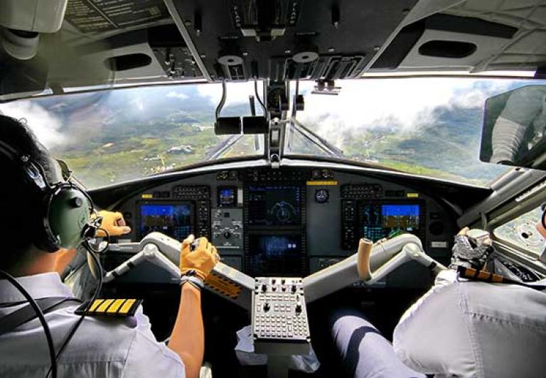 Piloci w kokpicie