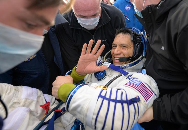 Kazachstan: po ponad roku na ziemię wrócił amerykański astronauta i dwóch rosyjskich kosmonautów