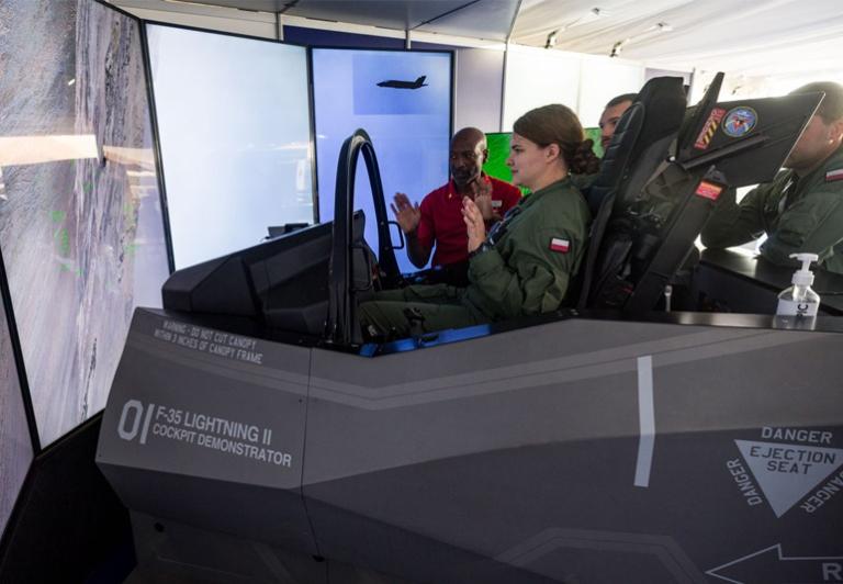 Lot myśliwcem V generacji F-35 jest dużym wyzwaniem! W Radomiu zaprezentowano symulator kokpitu myśliwca
