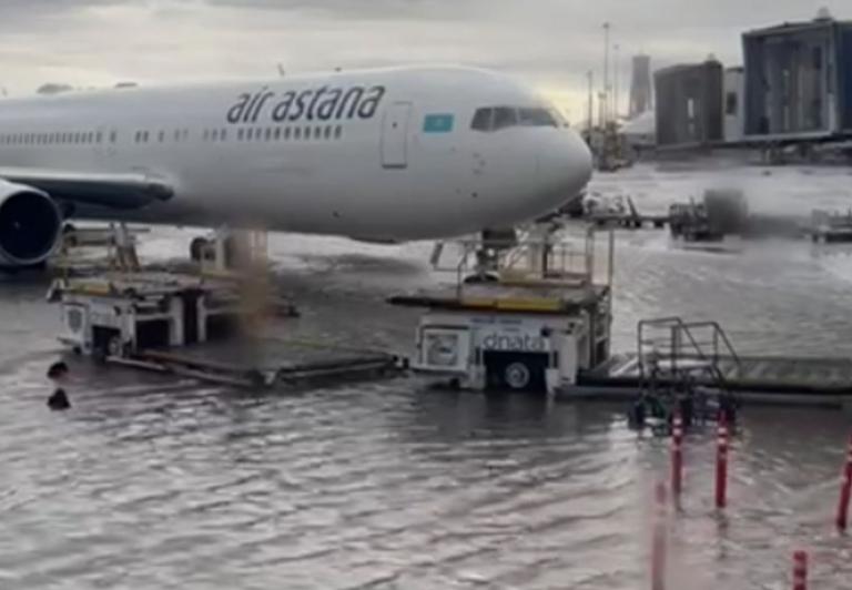 Intensywne opady deszczu zalały lotnisko w Dubaju (film)