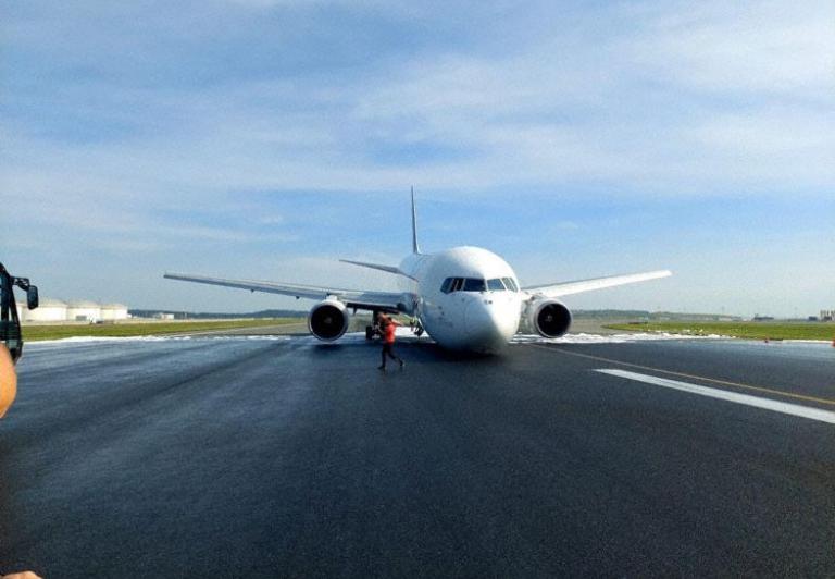 Lądowanie B763 Fedex bez przedniego podwozia w Stambule (film)