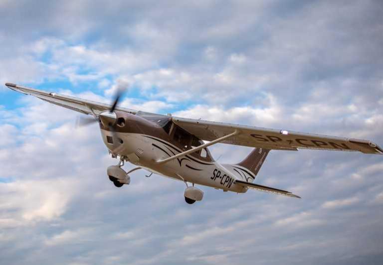Cessna 206H, fot. lotnik_org