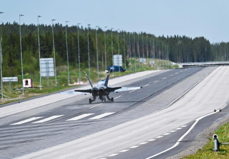 Myśliwce NATO ćwiczą lądowania na autostradzie w Finlandii na wypadek wojny z Rosją