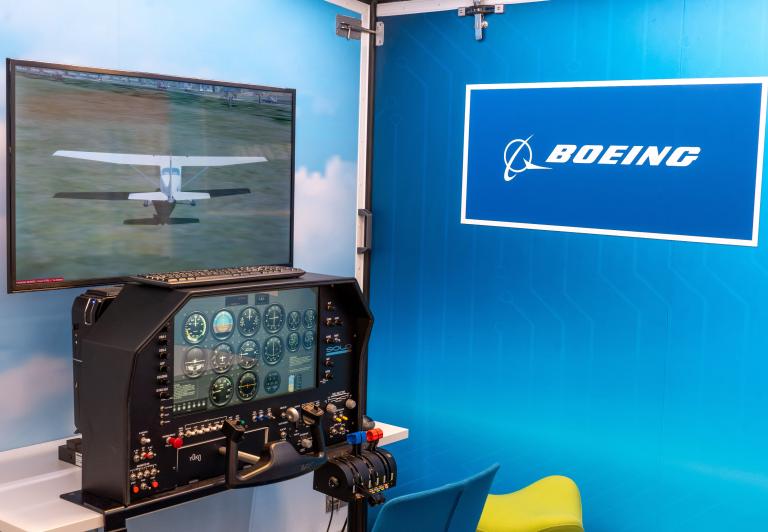 Boeing, FIRST Scandinavia i Politechnika Warszawska otwierają mobilną pracownię Newton Room, inspirując przyszłych inżynierów w Polsce
