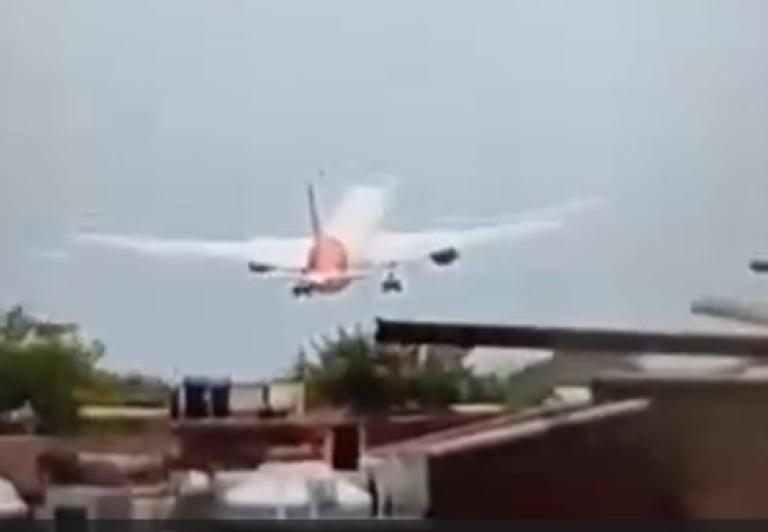B787-8 Dreamliner należący do Air India tuż przed rozbiciem (fot. kadr z filmu)