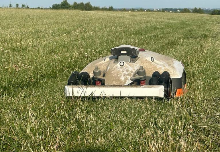 Robot koszący na lotnisku, fot. Tomasz Major
