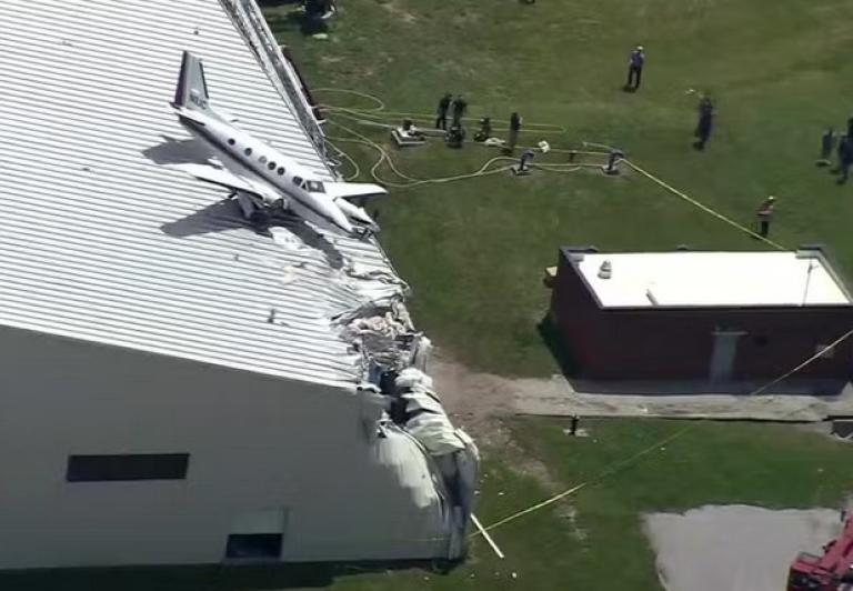 Beechcraft E90 King Air rozbił się na dachu hangaru w USA