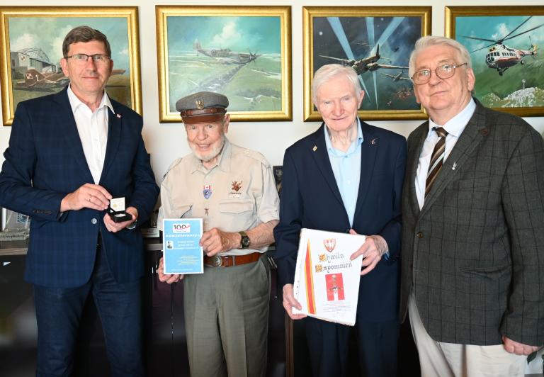 100-lecie Royal Canadian Air Force – pamiątkowa srebrna moneta w zbiorach Muzeum Lotnictwa Polskiego