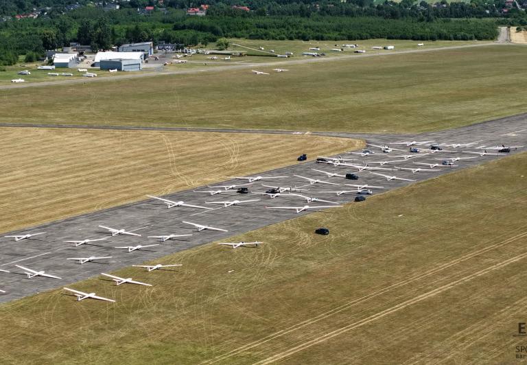 50. Szybowcowe Mistrzostwa Polski - widok z drona na szybowce na pasie startowym (fot. Bartosz Budzisz, EPRU Spotting Team)