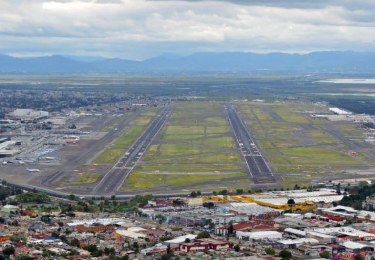 Embraer E190 omal nie wylądował na B738 w Mexico City