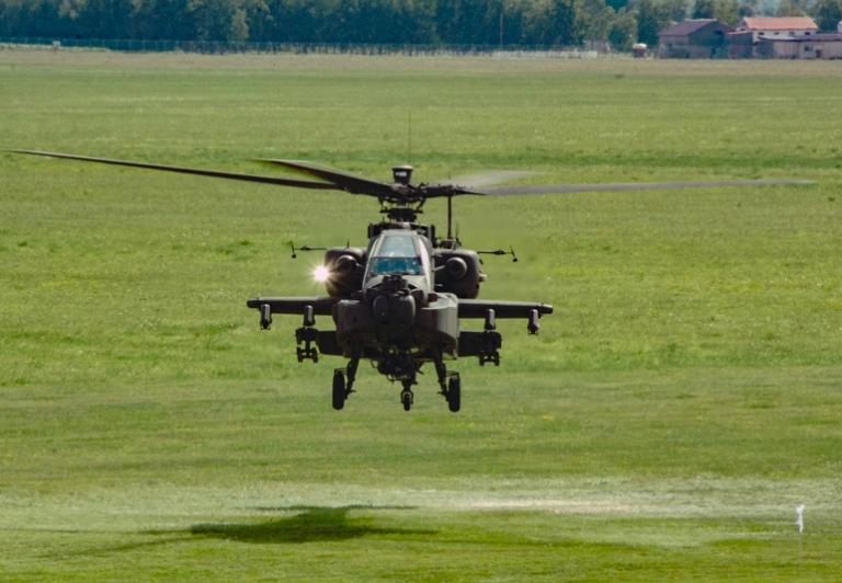 Śmigłowiec AH-64D Apache odbył w Polsce pierwszy lot z polskim pilotem u sterów
