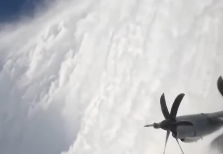 Samolot US Air Force wleciał w oko huraganu Melissa (film)