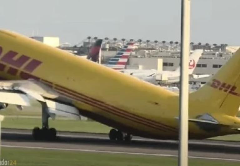 Tail strike A300 linii DHL w Londynie (film)