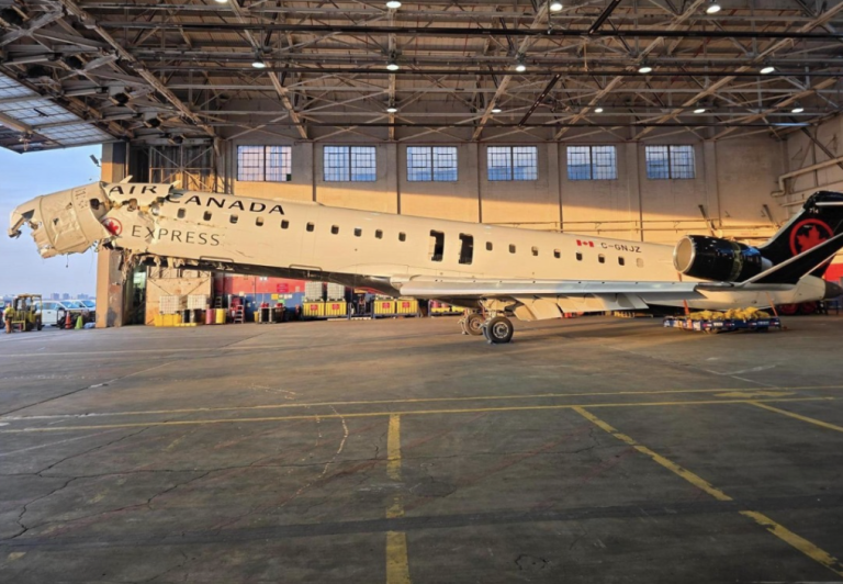 CRJ-900 po zderzeniu z wozem strażackim w Nowym Jorku. Fot. Independent