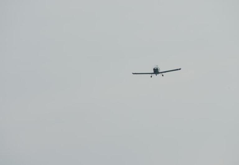 Podejście do lądowania małego samolotu, fot. Vecteezy