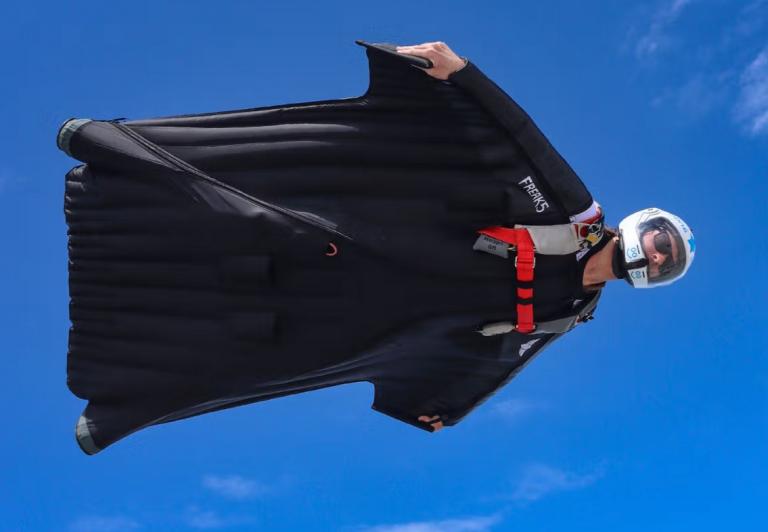 Skoczek wingsuit, fot. źródło_Grzegorz Iwan Kucharczyk