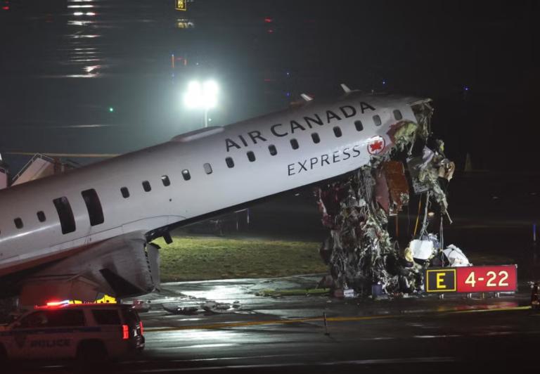 Wypadek Air Canada na lotnisku La Guardia w Nowym Jorku, fot. The Independent