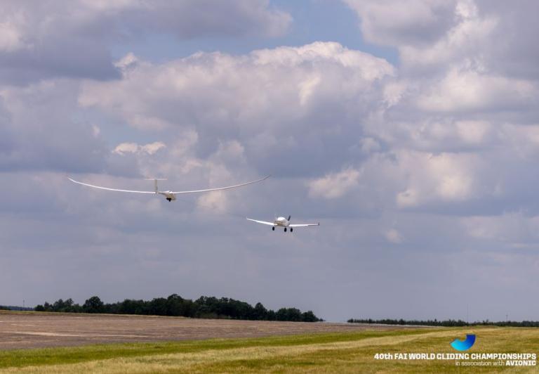 40. Szybowcowe Mistrzostwa Świata FAI - start szybowca za samolotem (fot. 40th World Gliding Championships with Avionic, Facebook)