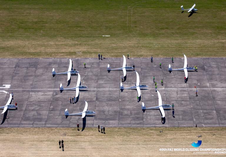 40. Szybowcowe Mistrzostwa Świata FAI - szybowce na lotnisku - widok z góry (fot. 40th World Gliding Championships with Avionic)