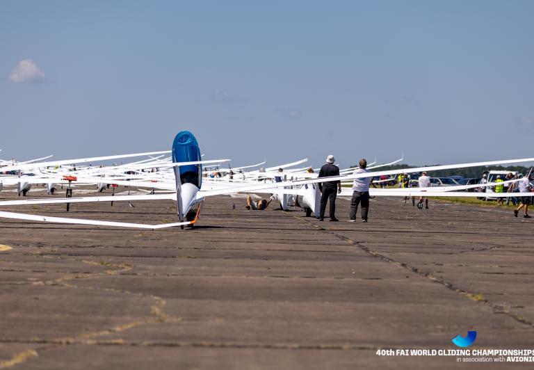 40. Szybowcowe Mistrzostwa Świata FAI - szybowce na pasie startowym (fot. 40th World Gliding Championships with Avionic)