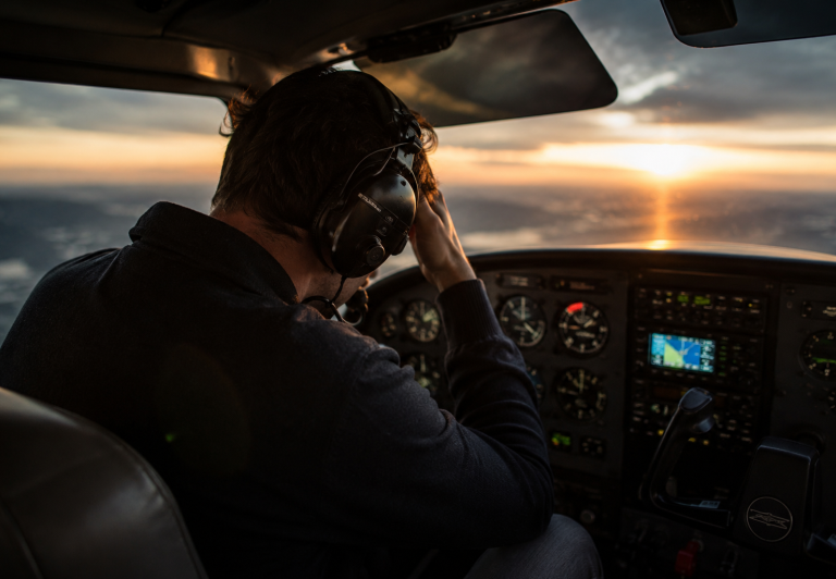 Pilot podczas wymagającego lotu samolotem, fot. źródło dlapilota.pl