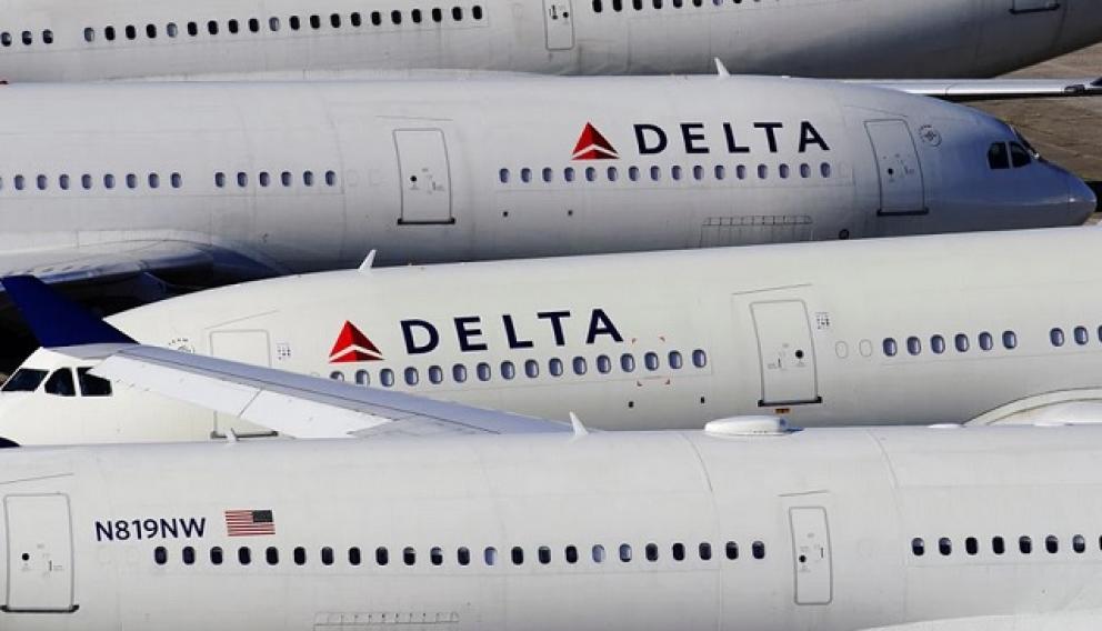 Od B739 Delta Air Lines odpadła klapa i spadła na posesję w pobliżu lotniska 