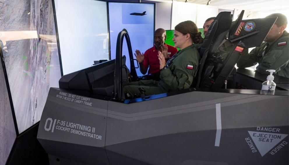 Lot myśliwcem V generacji F-35 jest dużym wyzwaniem! W Radomiu zaprezentowano symulator kokpitu myśliwca