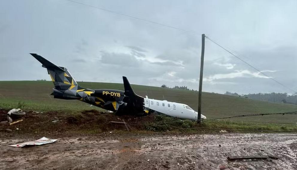 Learjet 75 wypadł z pasa w Erechim i spadł z nasypu (film)