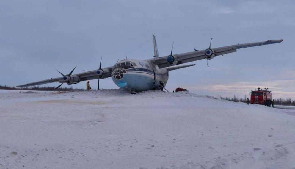 An-12 cargo wpadł z pasa na lotnisku Nowy Urengoj (film)
