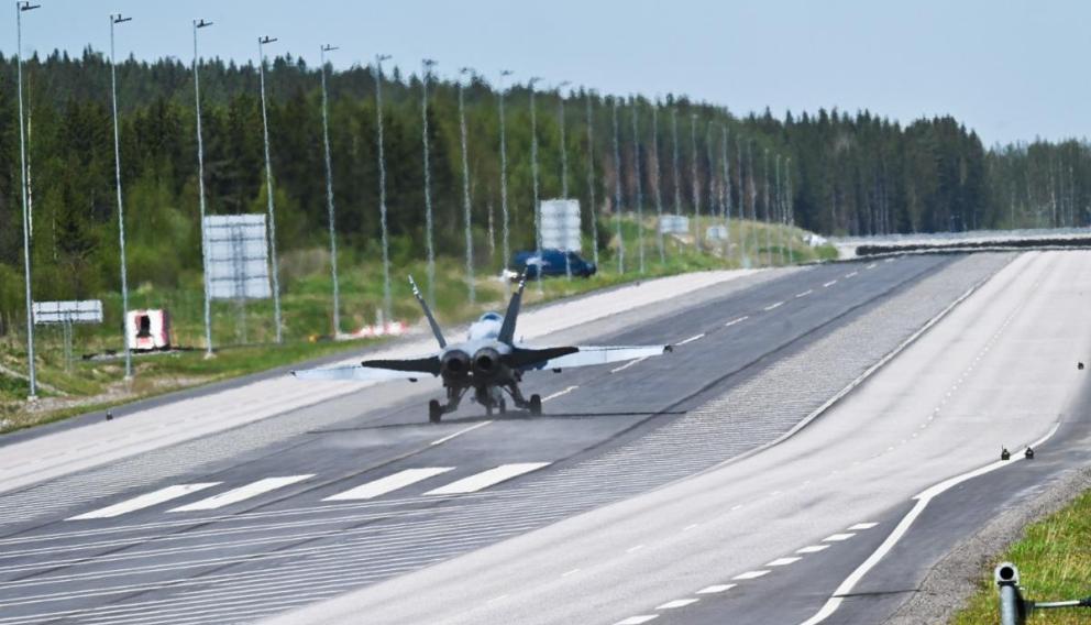 Myśliwce NATO ćwiczą lądowania na autostradzie w Finlandii na wypadek wojny z Rosją