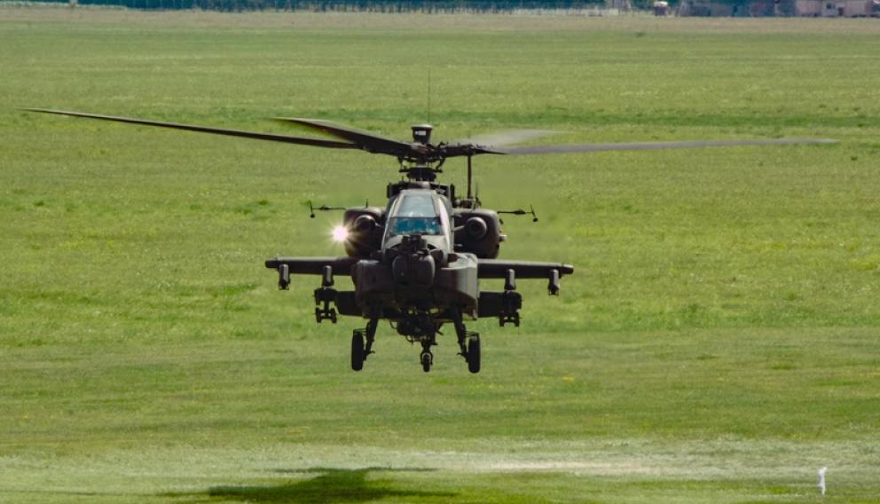 Śmigłowiec AH-64D Apache odbył w Polsce pierwszy lot z polskim pilotem u sterów