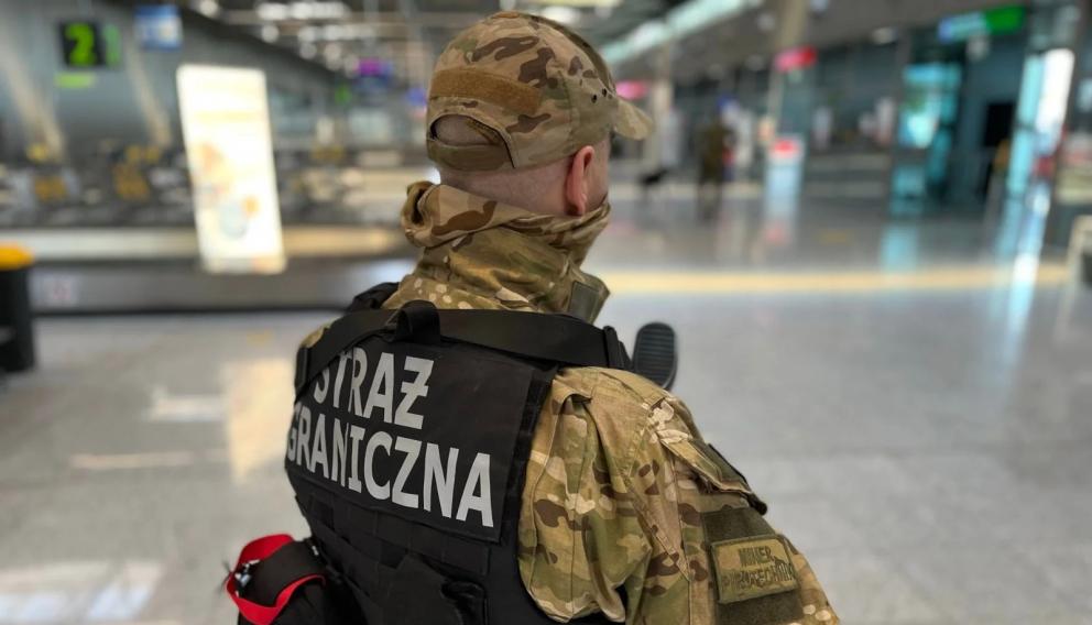 Interwencja funkcjonariuszy Straży Granicznej wobec pasażerów niewpuszczonych na pokład samolotu do Chorwacji
