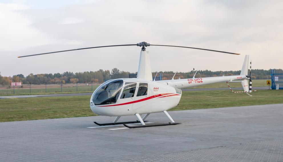 Nowy śmigłowiec R44 Raven II zasilił flotę Akademickiego Centrum Szkolenia Lotniczego