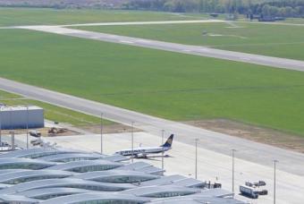 Wrocław (EPWR) - GA na lotniskach komunikacyjnych. 0,8% ruchu to GA, a 0,13% to loty szkolne.