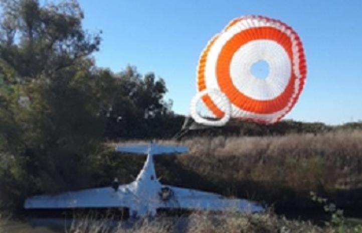 Cirrus SR22 po lądowaniu z wykorzystanie CAPS, fot. sacramentocbslocal