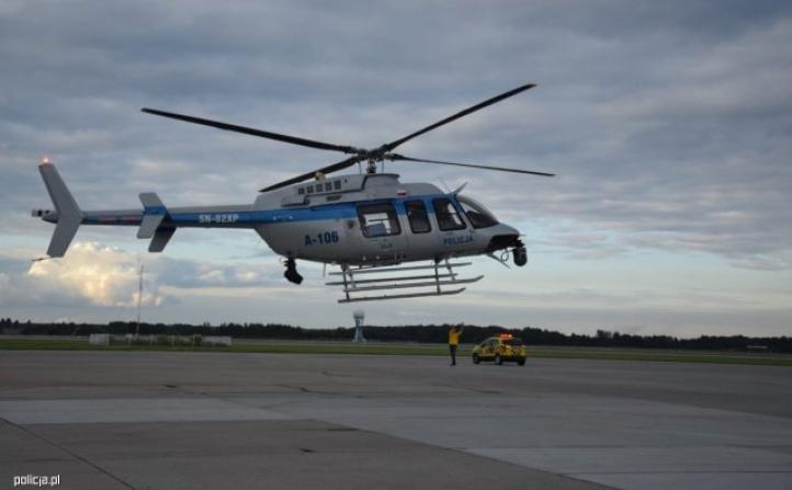 Bell 407GXi w locie - nad płytą lotniska (fot. policja.pl)
