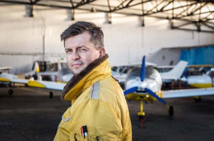 Dominik Punda w hangarze z samolotami w tle (fot. Aeroklub Ziemi Lubuskiej) Dominik Punda w hangarze z samolotami w tle (fot. Aeroklub Ziemi Lubuskiej)